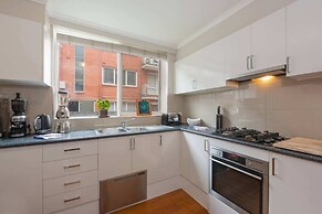 Light 2 Bedroom Apartment in Elwood With Balcony