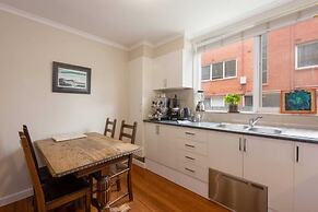 Light 2 Bedroom Apartment in Elwood With Balcony