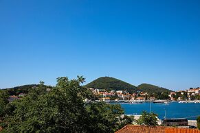 Apartments and rooms Naida