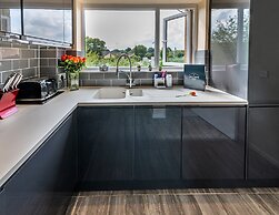 Charming 2-bed Apartment in Windsor - Free Parking