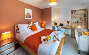 Charming 2-bed Apartment in Windsor - Free Parking