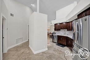 8 Br Villa with Pool & Basketball Court