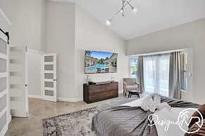 8 Br Villa with Pool & Basketball Court