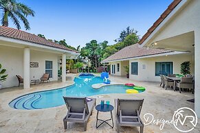 8 Br Villa with Pool & Basketball Court