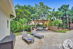 8 Br Villa with Pool & Basketball Court