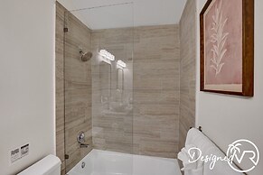 8 Br Villa with Pool & Basketball Court