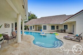 8 Br Villa with Pool & Basketball Court