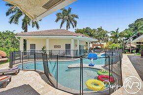 8 Br Villa with Pool & Basketball Court