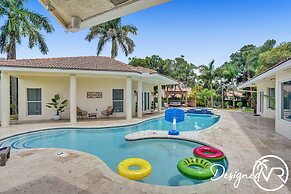 8 Br Villa with Pool & Basketball Court