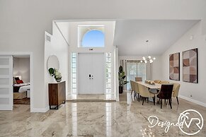 8 Br Villa with Pool & Basketball Court