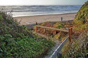 Arch Cape Escape by Avantstay Sensational Clift Top Home w/ Pacific Oc