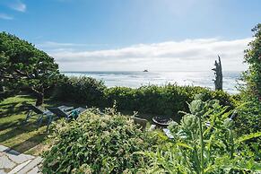 Arch Cape Escape by Avantstay Sensational Clift Top Home w/ Pacific Oc