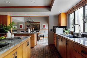 Skylight by Avantstay Elevated Mountain Home w/ Hot Tub, Billiards, La