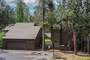 Skylight by Avantstay Elevated Mountain Home w/ Hot Tub, Billiards, La