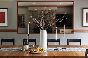 Skylight by Avantstay Elevated Mountain Home w/ Hot Tub, Billiards, La