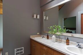 Skylight by Avantstay Elevated Mountain Home w/ Hot Tub, Billiards, La