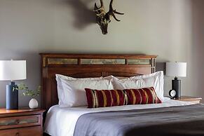 Skylight by Avantstay Elevated Mountain Home w/ Hot Tub, Billiards, La