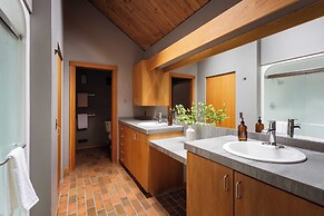 Skylight by Avantstay Elevated Mountain Home w/ Hot Tub, Billiards, La