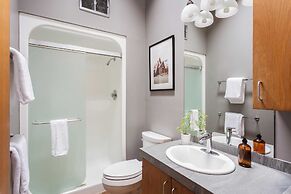 Skylight by Avantstay Elevated Mountain Home w/ Hot Tub, Billiards, La