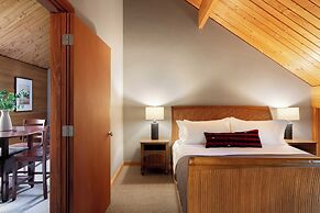 Skylight by Avantstay Elevated Mountain Home w/ Hot Tub, Billiards, La