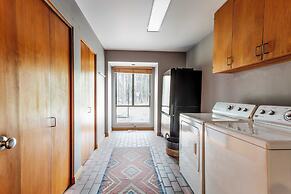 Skylight by Avantstay Elevated Mountain Home w/ Hot Tub, Billiards, La