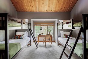 Skylight by Avantstay Elevated Mountain Home w/ Hot Tub, Billiards, La