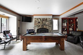 Skylight by Avantstay Elevated Mountain Home w/ Hot Tub, Billiards, La