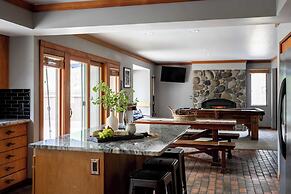 Skylight by Avantstay Elevated Mountain Home w/ Hot Tub, Billiards, La