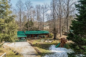 Sugar Cove by Avantstay Cabin by The River! w/ Hot Tub, Pool Table & G