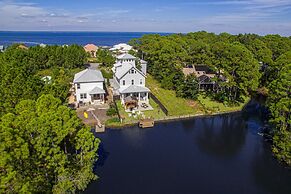 Edgewater by Avantstay Gorgeous Character Lakefront Home w/ Private Do