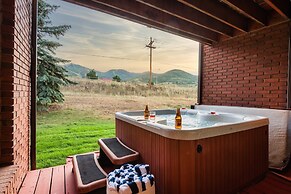 Picasso by Avantstay Artist's Mountain Escape w/ Hot Tub & Views