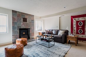 Picasso by Avantstay Artist's Mountain Escape w/ Hot Tub & Views