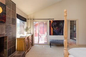 Picasso by Avantstay Artist's Mountain Escape w/ Hot Tub & Views