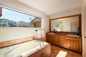 Picasso by Avantstay Artist's Mountain Escape w/ Hot Tub & Views