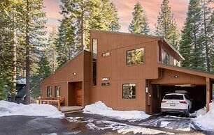 Polaris by Avantstay Woodsy Tahoe Cabin With Spacious Deck Close to La