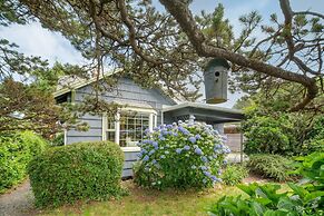 Beach Pines Bungalow by Avantstay Classic Cottage Steps to the Beach w