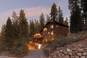 Redwood by Avantstay Secluded Cabin w/ Views & Spa 5mins to Northstar!