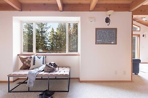 Redwood by Avantstay Secluded Cabin w/ Views & Spa 5mins to Northstar!