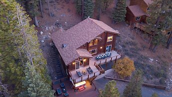 Redwood by Avantstay Secluded Cabin w/ Views & Spa 5mins to Northstar!