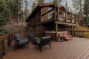 Redwood by Avantstay Secluded Cabin w/ Views & Spa 5mins to Northstar!