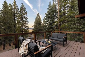 Redwood by Avantstay Secluded Cabin w/ Views & Spa 5mins to Northstar!
