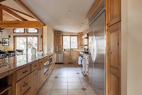 Redwood by Avantstay Secluded Cabin w/ Views & Spa 5mins to Northstar!