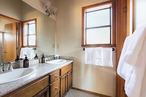 Redwood by Avantstay Secluded Cabin w/ Views & Spa 5mins to Northstar!