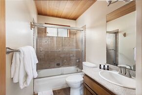 Redwood by Avantstay Secluded Cabin w/ Views & Spa 5mins to Northstar!