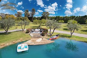 Mirabella by Avantstay Private Lake + Kayaks & Paddle Boating!