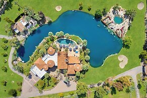 Mirabella by Avantstay Private Lake + Kayaks & Paddle Boating!