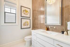 Monarch by Avantstay Stunning Estate 1 Block to Beach, Swim Up Bar, Ho