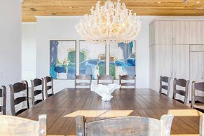 Monarch by Avantstay Stunning Estate 1 Block to Beach, Swim Up Bar, Ho