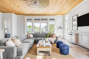 Monarch by Avantstay Stunning Estate 1 Block to Beach, Swim Up Bar, Ho