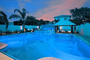 Monarch by Avantstay Stunning Estate 1 Block to Beach, Swim Up Bar, Ho